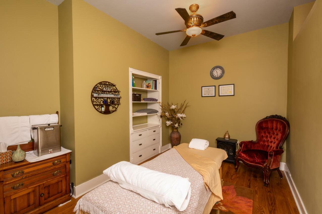 Rosemont Inn Utica Bagian luar foto